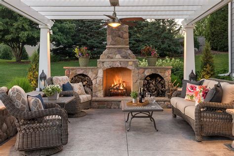 Outdoor Living Rooms with Fireplace