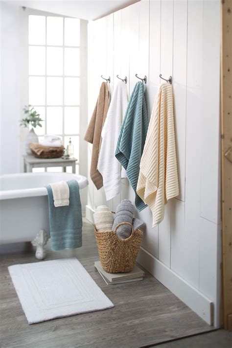 Ways to Hang Bathroom Towels