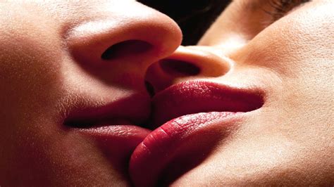 Shemale Tongue Kiss