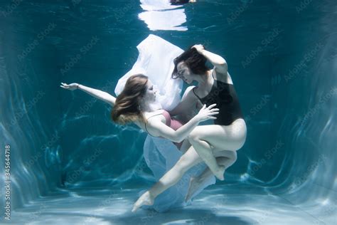 Underwater Lesbian Fingering
