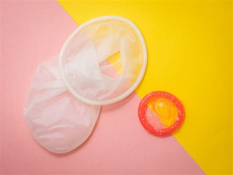 Women Pasang Kondom Man